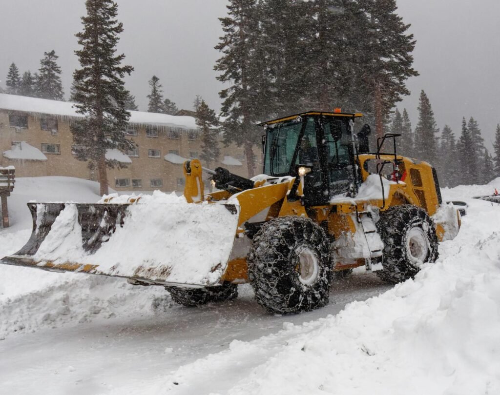 Snow removal in Silverthorne, CO, for residential driveways